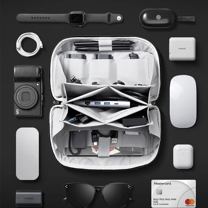 Travel Accessories Bag - 多機能デジタルアクセサリーバッグ。防水加工を施したナイロン製で、旅行用のケーブル整理やモバイルバッテリーの収納に最適。持ち運びにも便利。