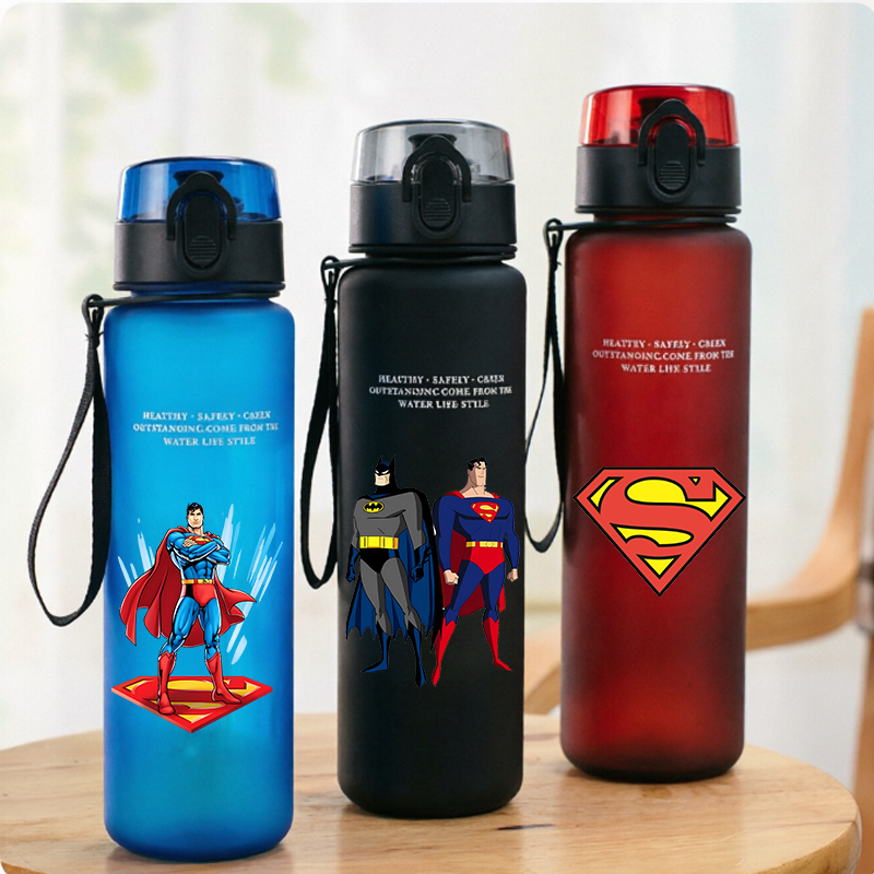 Travel Accessories Gifts - 650 ミリリットルスーパーマンスポーツウォーターボトル女性男性モチベーションを高める漏れ防止ポータブル再利用可能なカップ屋外旅行ジム水差しギフト 1 個