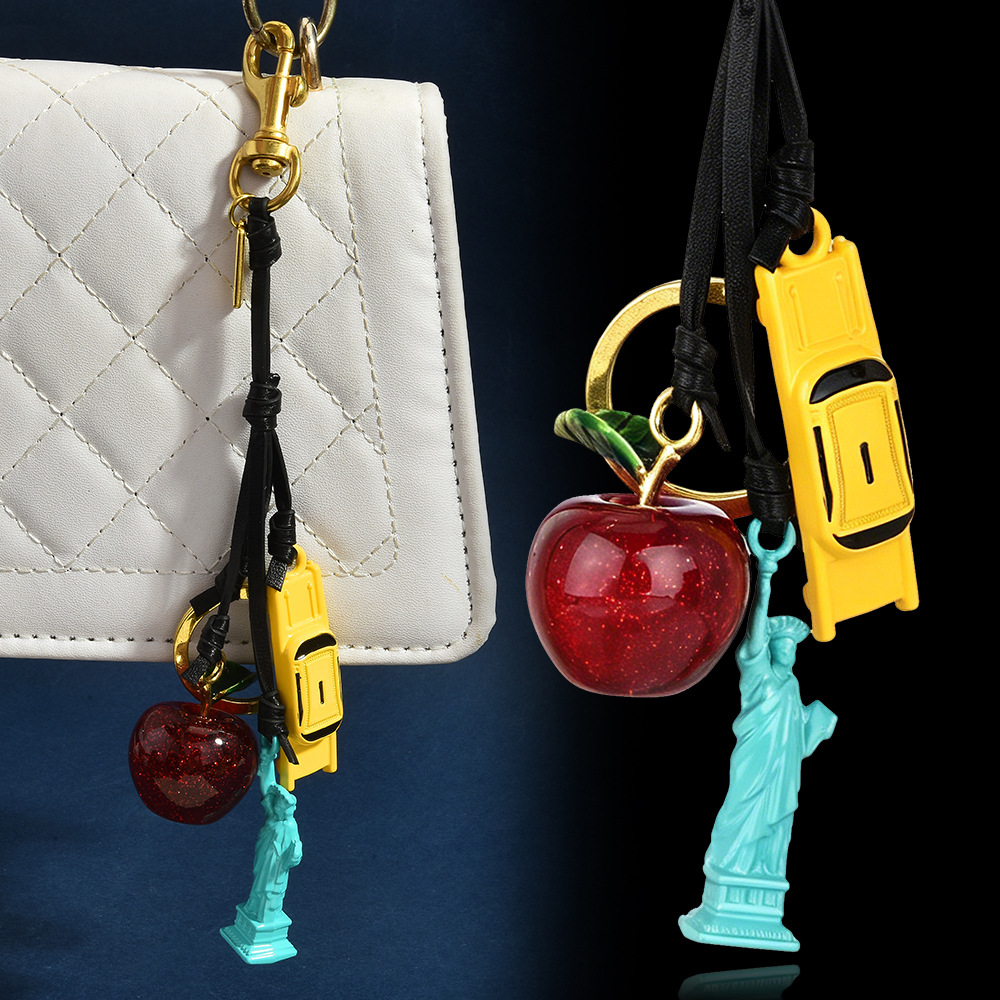Travel Accessories New York - ニューヨークシティをテーマにしたレザーバッグチャーム、プレミアムグリッターアップルタクシーパースペンダント、高級ハンドバッグ、旅行お土産ギフト