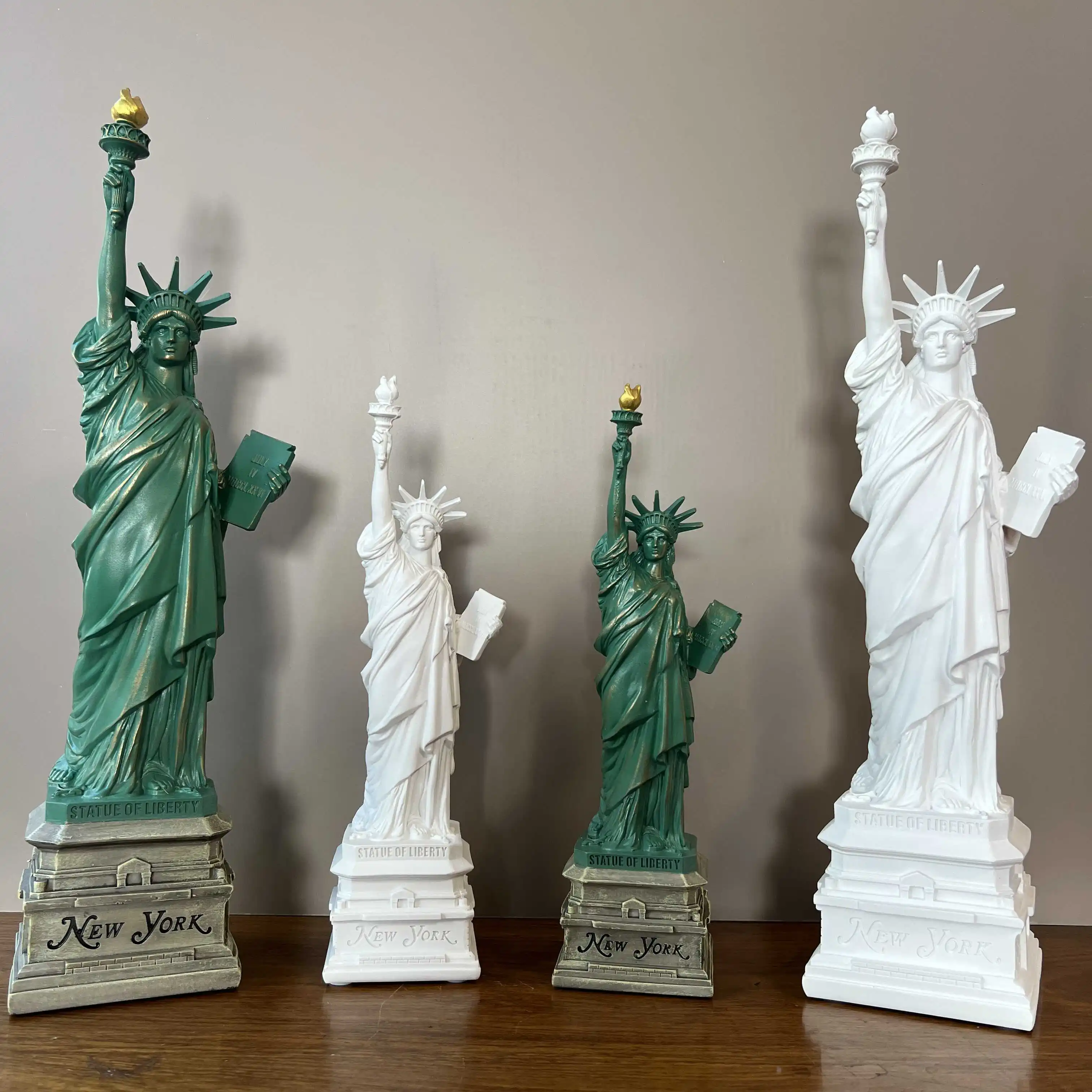 Travel Accessories New York - 自由の女神像の模型。デスクアクセサリー、コレクション、旅行のお土産。ニューヨーク、オフィス、家庭、インテリア、部屋の装飾に。