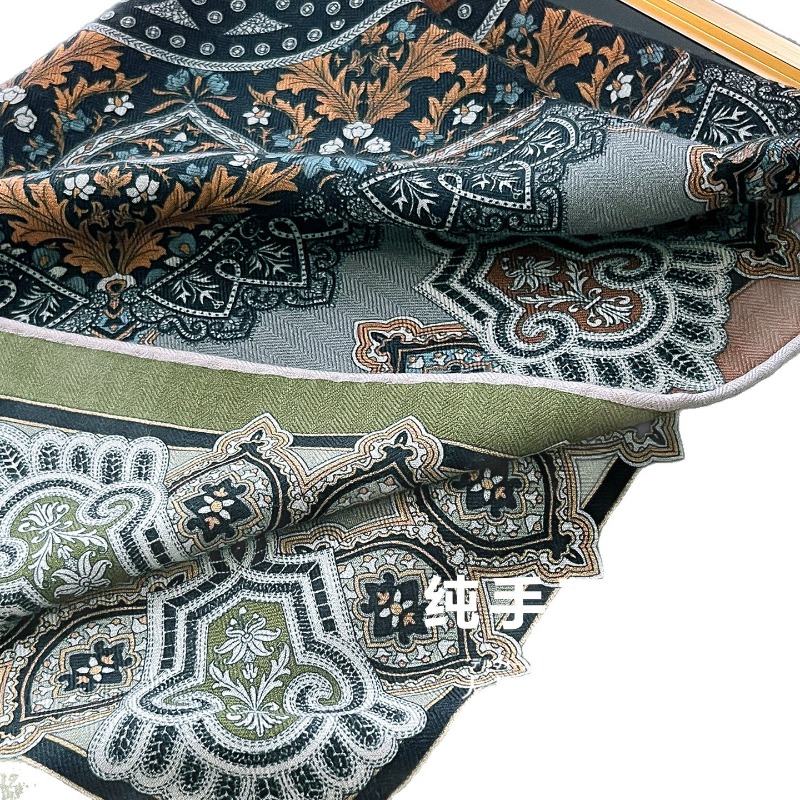 セントラルコンパス ペルシアンフローラルスクエアスカーフ 3 - Travel Accessories Gifts のレビューと価格