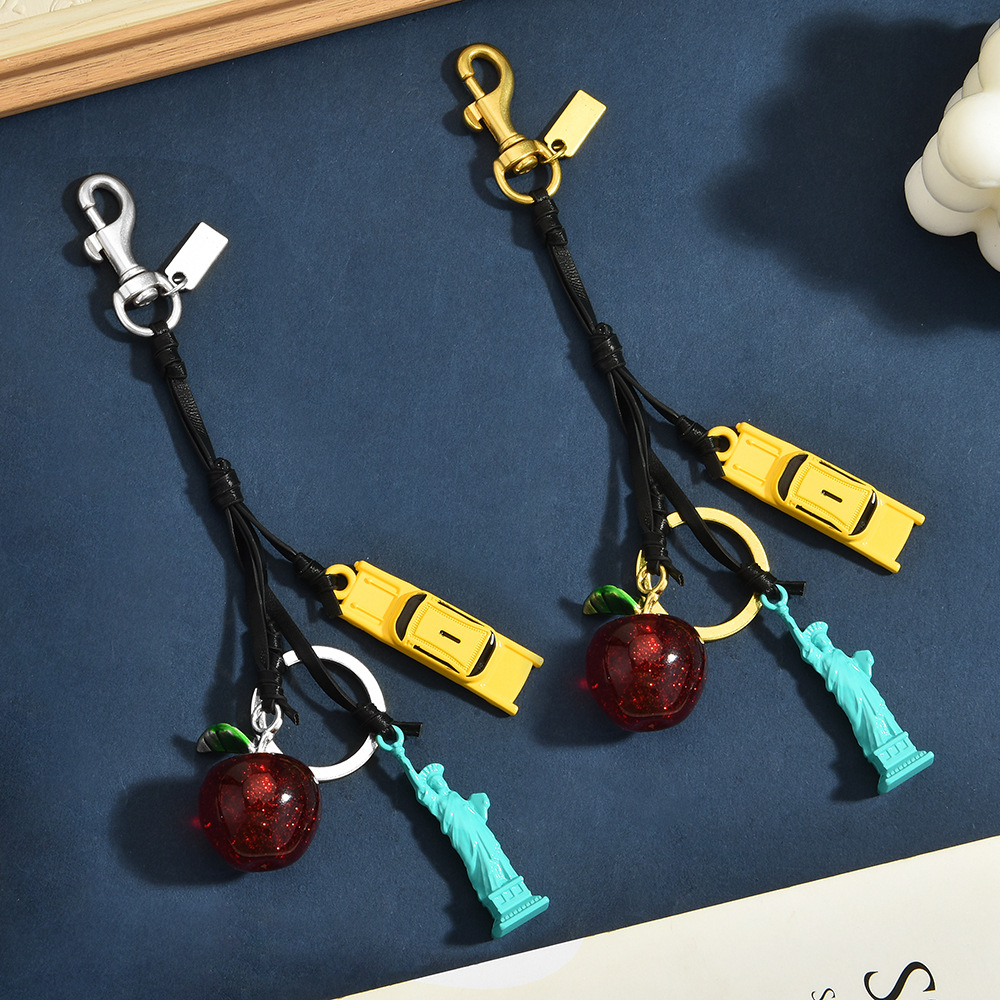 ニューヨークシティテーママルチチャームキーホルダーレザーコー - Travel Accessories New York のレビューと価格