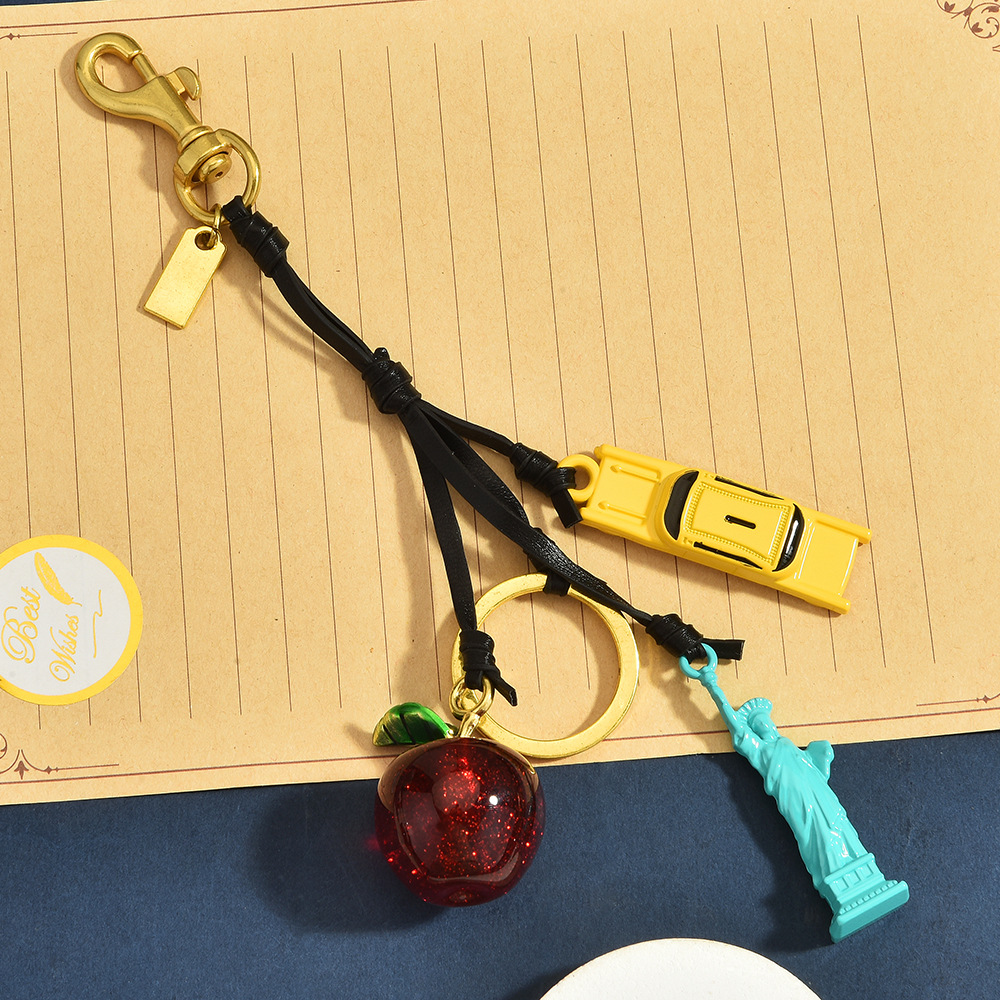 ニューヨークシティテーママルチチャームキーホルダーレザーコー - Travel Accessories New York のレビューと価格